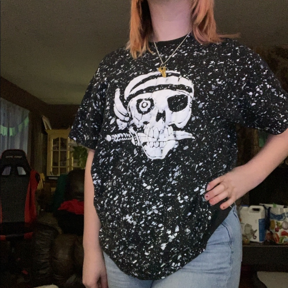True vintage pirate skull splattered tee